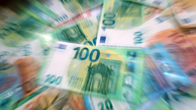 Geld 100.000 Euro hat ein Ehepaar in Husum nach einem Schockanruf Betrügern übergeben.