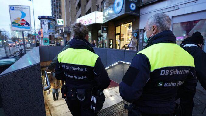 S-Bahnstation Reeperbahn Ein 44-Jähriger hat sich bei einem Treppensturz in der S-Bahnstation Reeperbahn lebensbedrohlich verletzt. Nun stellte sich heraus: Der Mann hatte 2,8 Promille Alkohol im Blut. (Archivbild)