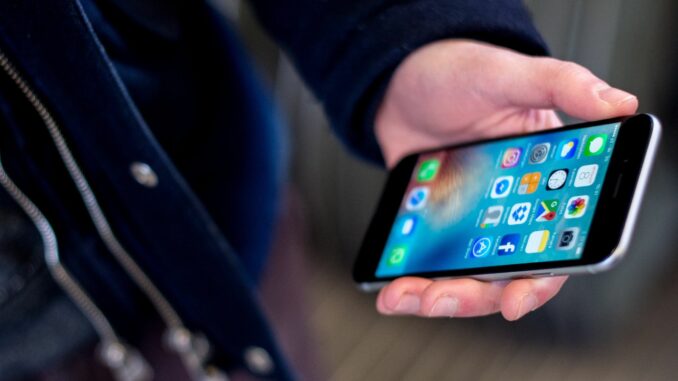 Smartphone Die Hamburger Polizei stellte einen Dieb, der einem Schlafenden in der S-Bahn das Smartphone klaute.