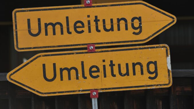 Umleitungsschilder - Symbolbild Die A7 wird zwischen Bordesholm und Rendsburg gesperrt. (Symbolbild)