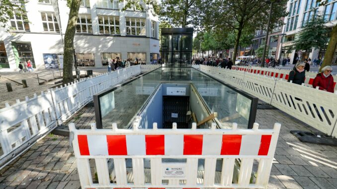 Öffentliche Toilette in der Hamburger City abgesperrt Die öffentliche Toilette an der Mönckebergstraße in der Hamburger Innenstadt ist für rund zwei Millionen Euro saniert worden. Doch nur drei Monate danach musste sie wegen eines Wasserschadens wieder geschlossen werden. Archivbild