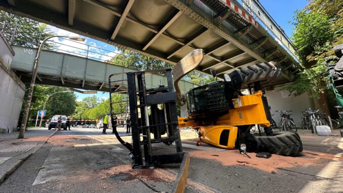Umgekippter Hublader Für die Reparatur eines Unfallschadens an einer U-Bahnbrücke muss der Betrieb auf der U1 in Hamburg Volksdorf drei Tage lang unterbrochen werden. (Archivbild)