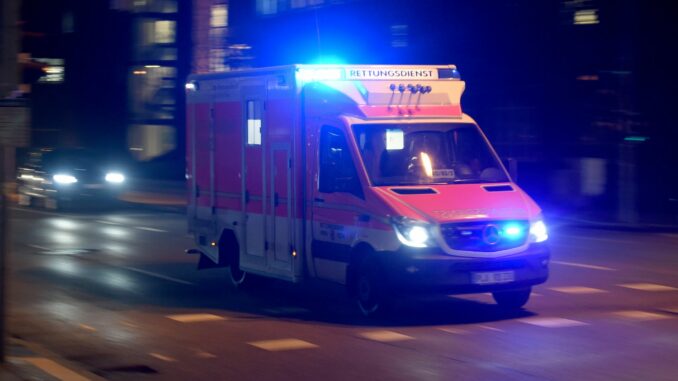 Rettungswagen im Einsatz Bei einem Unfall nördlich von Hamburg sind vier Familienmitglieder schwer verletzt worden. (Symbolbild)