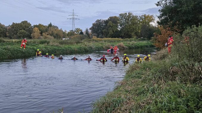 Suche nach vermisstem Studenten: Polizei findet Männerleiche Diese Aufnahme zeigt die Einsatzkräfte wenige Minuten vor dem Leichenfund.