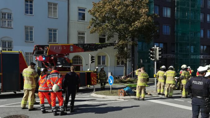 Brand in Lübeck Bei einem Wohnungsbrand in der Lübecker Innenstadt ist die Feuerwehr mit Leiterwagen im Einsatz.