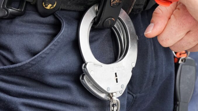 Handschellen der Polizei Symbolbild Nach einem Messerangriff in Hamburg hat die Polizei zwei Verdächtige festgenommen. Gegen beide wird nun wegen versuchten Mordes ermittelt. (Archivbild)