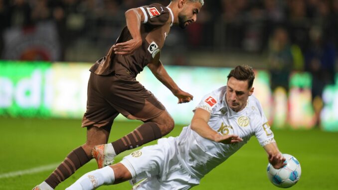Elias Saad (l) und Dominik Kohr Elias Saad (l.) wurde am Samstag vom Mainzer Dominik Kohr (r.) schwer gefoult.