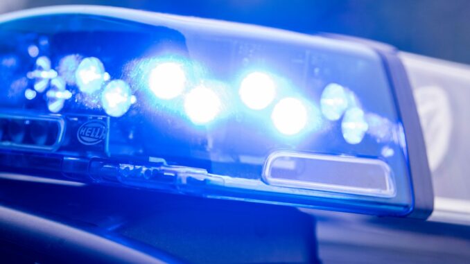 Polizei Blaulicht Ein bislang unbekannter Täter schießt in Hamburg auf einen Mann und verletzt diesen an der Hand. (Symbolbild).