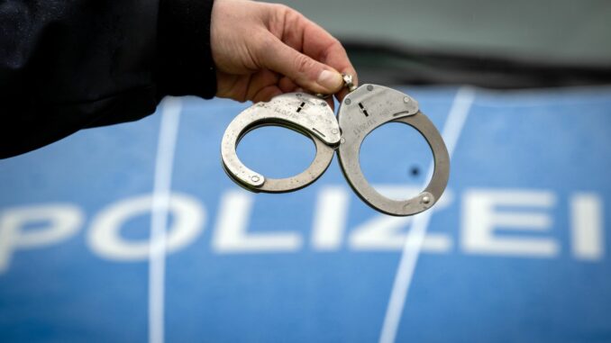 Handschellen Der Anblick eines Fleischermessers hat einen verhinderten Räuber in die Flucht geschlagen. Der stark alkoholisierte Mann wurde von der Polizei festgenommen. (Symbolbild)