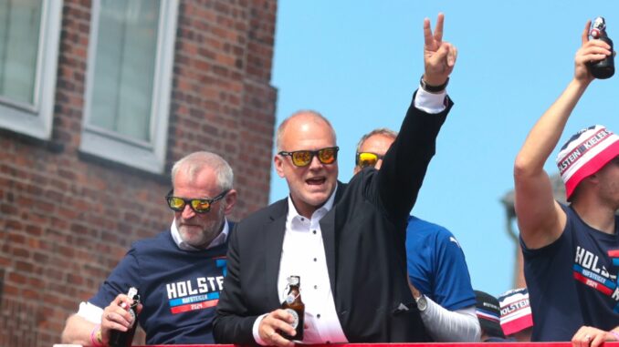 Wolfgang Schwenke Holstein Kiels Geschäftsführer Wolfgang Schwenke hat nach wie vor Vertrauen in die Mannschaft des Aufsteigers.