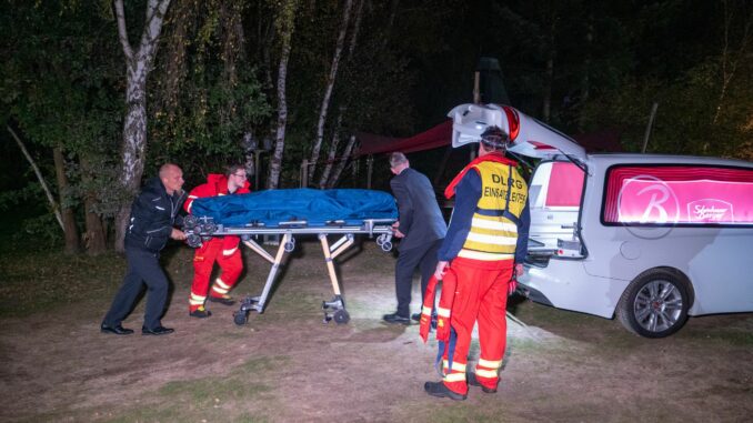 Suche nach vermisstem Studenten: Polizei findet Männerleiche Einsatzkräfte bergen am Fluss Ilmenau eine Leiche.