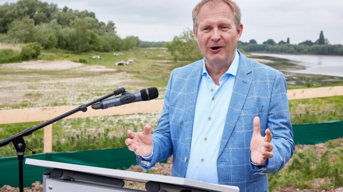 Umweltsenator Jens Kerstan Hamburgs Umweltsenator Jens Kerstan zieht sich aus der Politik zurück. Der Grünen-Politiker will nach eigenen Angaben bei der nächsten Bürgerschaftswahl nicht mehr antreten und danach auch nicht mehr als Senator zur Verfügung stehen.