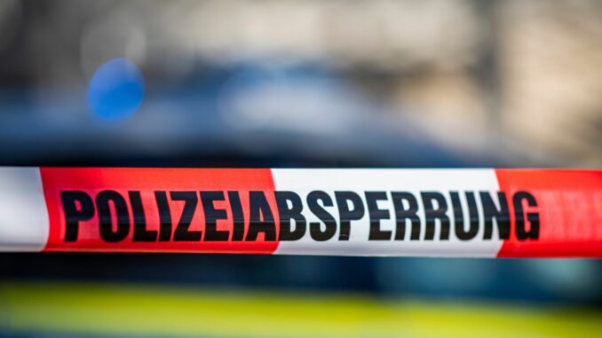 Absperrband der Polizei Die Polizei ermittelt nach einem tödlichen Nachbarschaftsstreit in Neumünster. (Symbolbild)