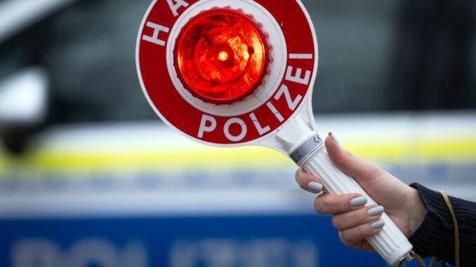 Verkehrskontrolle Vom Zeichen eines Polizisten, der sie zur Verkehrskontrolle anhalten wollte, ließ sich eine Frau nicht stoppen. (Symbolbild)