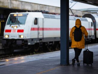 Ein Sturmtief hat den Bahnverkehr in Norddeutschland vor schwere Probleme gestellt.