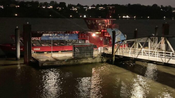 Fähre in Hamburg wegen Brandgeruch geräumt Vorsichtshalber müssen alle Fahrgäste am Bubendey-Ufer die Hafenfähre verlassen.