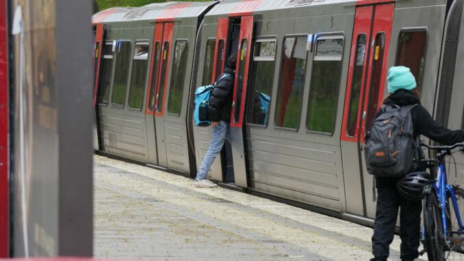 Fahrgäste steigen in U-Bahn ein Damit im Norden der U1 ein Umstieg zur geplanten U5 entstehen kann, müssen Fahrgäste auf der Hamburger U-Bahn bis Dezember eine Sperrung erdulden. (Symbolbild)