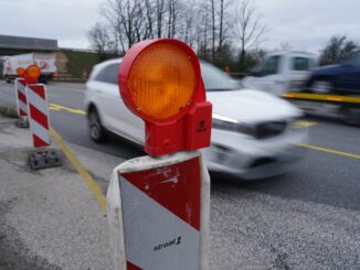 Der Ausbau der Bundesstraße 404 zur Autobahn 21 erhält Vorrang. (Archivbild)