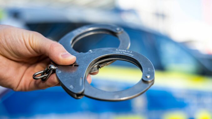 Illustration - Polizei Ein Mann hat eine 63 Jahre alte Frau auf dem Parkplatz vor einer Supermarktfiliale in Kellinghusen im Kreis Steinburg gewaltsam angegriffen. (Symbolbild).