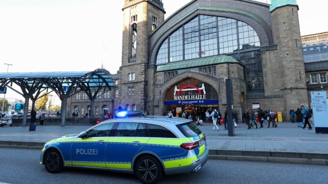 Sexuelle Belästigung am Hamburger Hauptbahnhof In einer Kneipe am Hamburger Hauptbahnhof hatte ein 41-Jähriger erst den Diebstahl seines Handys angezeigt und wurde dann selbst Tatverdächtiger im Fall einer sexuellen Belästigung. (Symbolbild)