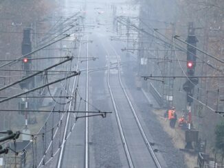 Auch am Donnerstag kommt es nach Gewitterschäden an einer Oberleitung im Landkreis Lüneburg zu Einschränkungen im Bahnverkehr. (Archivbild)
