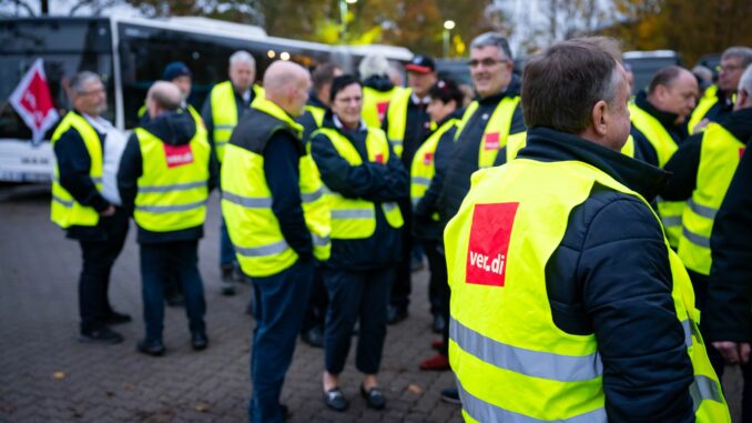 Ganztägiger Streik im privaten Busgewerbe in Schleswig-Holstein In einer Urabstimmung hatten sich 98,63 Prozent der Beschäftigten für unbefristete Streiks ausgesprochen.