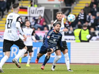 Hamburgs Immanuel Pherai verfolgt den Ball.