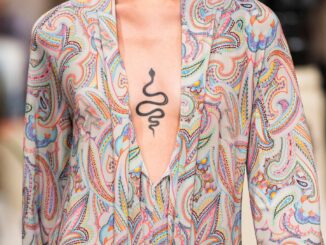 Auch auf Laufstegen sind manchmal Tattoos zu sehen. (Archivbild)