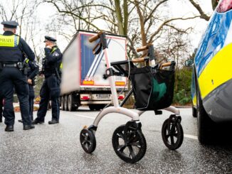 Beim Überqueren einer Straße in Hamburg-Othmarschen ist eine 97-Jährige von einem Lastwagen erfasst worden.