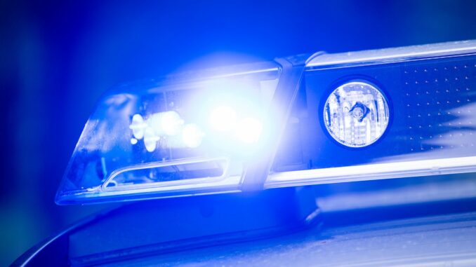 Polizei Blaulicht (Symbolbild) Nach einem Überfall auf einen Geldtransporter sucht die Polizei ein Fluchtauto. (Symbolbild)