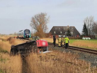 In Nordfriesland ist ein Zug mit einem Kleintransporter zusammengestoßen. Die Bahnstrecke Husum nach St. Peter-Ording wurde daraufhin gesperrt.