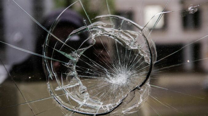 Vor 1. Mai - Randalierer zerstören Häuser und Autos Acht Glasscheiben wurden bei dem Vorfall beschädigt. (Symbolbild)