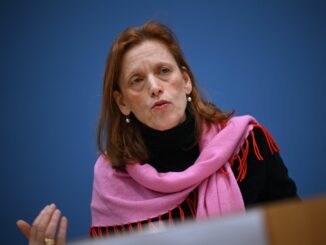 Unterm Strich streicht Bildungsministerin Karin Prien (CDU) im kommenden Jahr 163 Stellen für Lehrkräfte. (Archivbild)