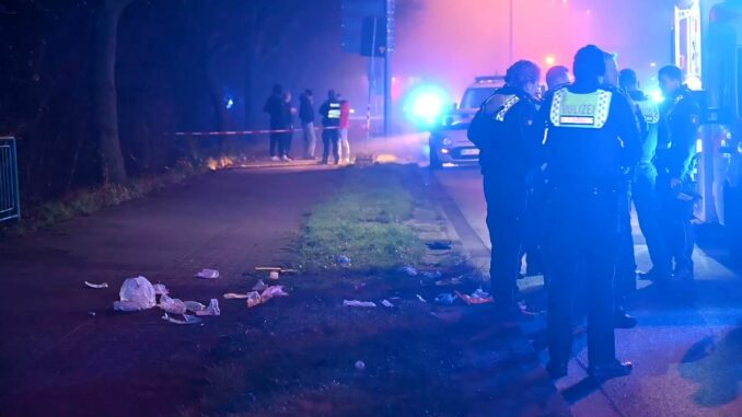 Streit in Hamburg endet tödlich Einsatzkräfte der Polizei arbeiten am Tatort.