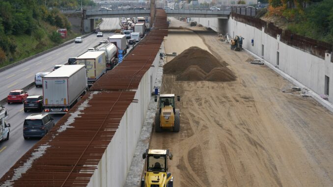 Baustelle A7-Deckel Wegen der Bauarbeiten wird die Autobahn am Wochenende zum sechsten Mal in diesem Jahr voll gesperrt.
