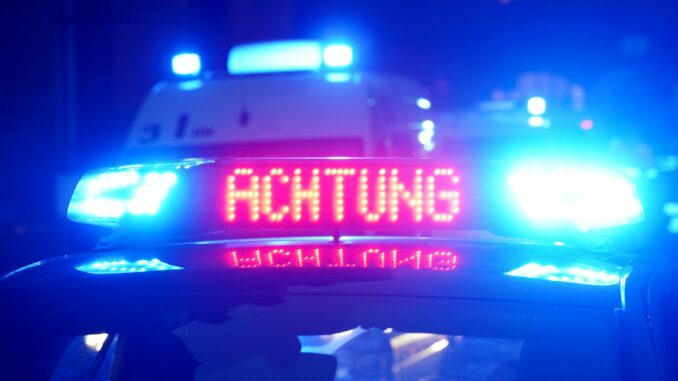 Achtung Leuchte auf Polizeiwagen - Symbolbild In Hamburg hat sich ein tödlicher Busunfall ereignet. Eine Frau starb, weil ein Busfahrer mit seinem Bus rückwärts gefahren war. (Symbolbild)