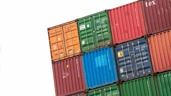 Gestapelte Container Das Hamburgische Weltwirtschaftsinstitut geht davon aus, dass die deutsche Wirtschaft 2024 im Vorjahresvergleich schrumpft.