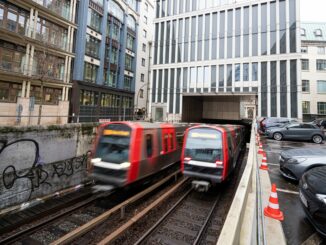 Bahnen der Linie drei fahren zwischen den Haltestellen Rathausmarkt und Rödingsmarkt. (Archivbild)