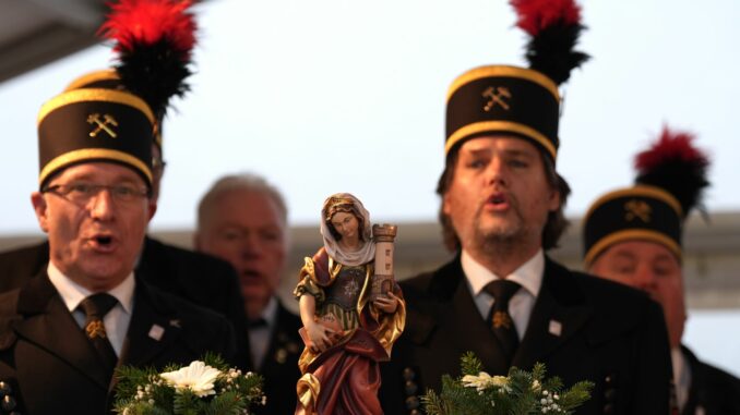 Tunneltaufe "Suedlink" Nach alter Bergbautradition begleitete auch eine Statue der Heiligen Barbara, Schutzpatronin der Bergmänner, die Tunneltaufe auf dem Baufeld für die zukünftige Stromtrasse „Suedlink“.