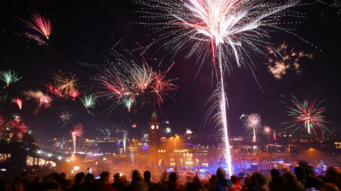 Silvester in Hamburg Zu Silvester werden am Hamburger Hafen wie jedes Jahr zahlreiche Menschen erwartet. (Symbolbild)