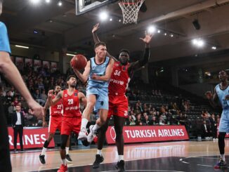 Hamburgs Brae Ivey und Derek Ogbeide von Hapoel Jerusalem kämpfen um den Ball.