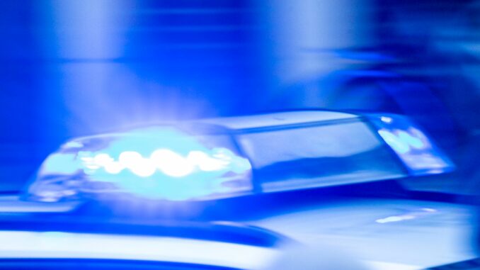 Ein Streifenwagen der Polizei ist mit Blaulicht im Einsatz Im Kreis Pinneberg haben Unbekannte einen Zigarettenautomaten gesprengt. (Symbolbild)