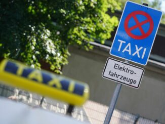 Ab 1. Januar 2025 sollen Taxis mit Verbrennermotor allmählich aus dem Hamburger Stadtbild verschwinden (Archivbild).