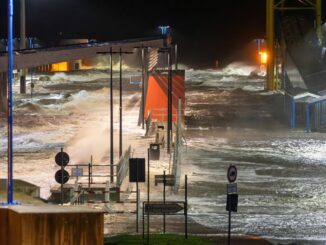Ein Sturmtief treibt das Wasser gegen die schleswig-holsteinische Nordseeküste.