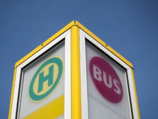 Wissen, wann der Bus kommt - in Berlin und Hamburg soll es dafür ab 2026 eine neue App mit Echtzeit-Anzeige geben. (Archivbild)