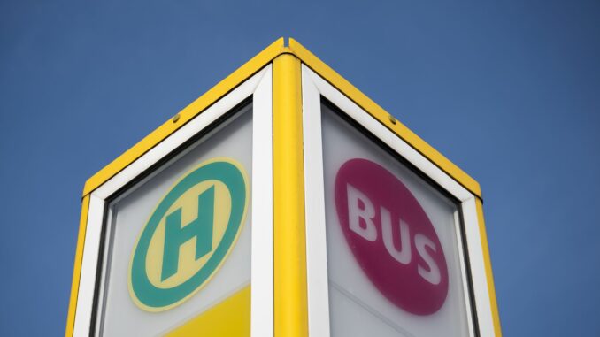 Haltestelle für Busse in Berlin Wissen, wann der Bus kommt - in Berlin und Hamburg soll es dafür ab 2026 eine neue App mit Echtzeit-Anzeige geben. (Archivbild)