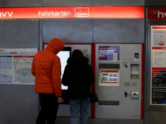Ein technisches Problem schränkt am Montagmorgen den Ticketkauf in der HVV-App ein. Die Fahrkartenautomaten funktionieren weiter einwandfrei. (Symbolbild)