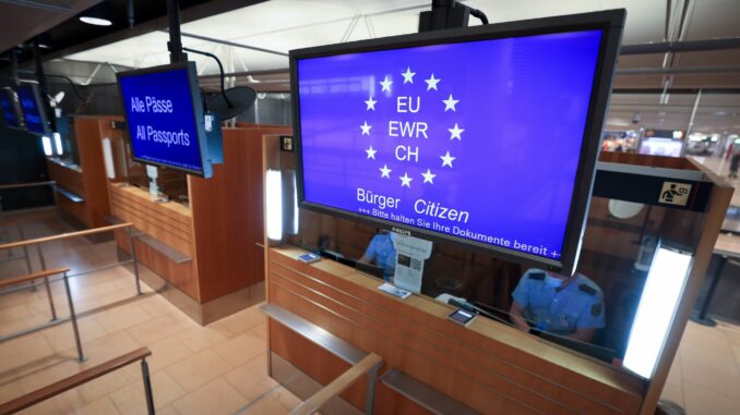 Kontrollen am Flughafen Hamburg Wegen eines Problems des Inpol-Fahndungs- und Auskunftssystems dauerten die Grenzkontrollen am Flughafen Hamburg nach Angaben der Bundespolizei am Freitagnachmittag etwas länger. (Archivbild)