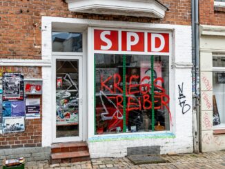 Die Scheibe des SPD-Büros wurde demoiert.