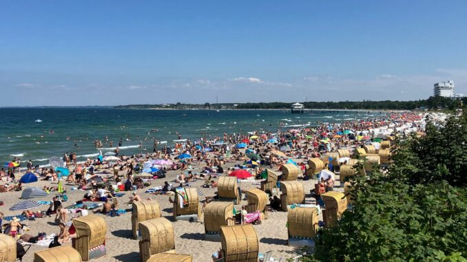 Timmendorfer Strand Strandkörbe stehen bei sommerlichem Wetter am Timmendorfer Strand in Schleswig-Holstein. (Archivfoto)